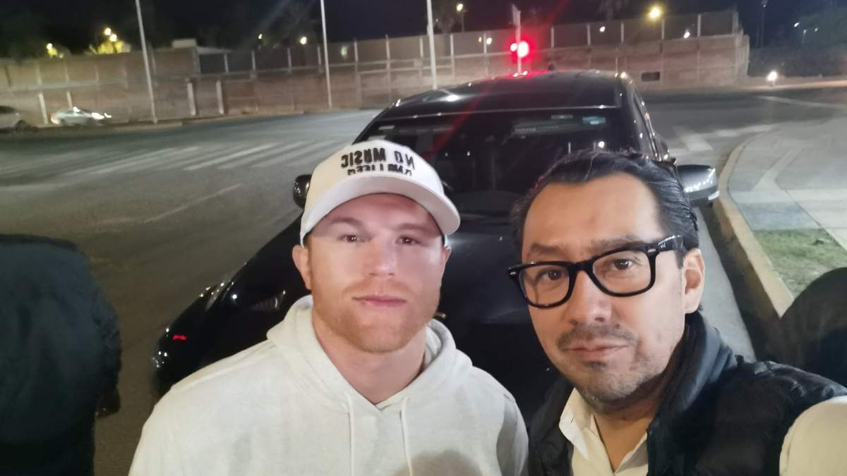 El boxeador también se tomó fotografías con las personas que estaban en el lugar