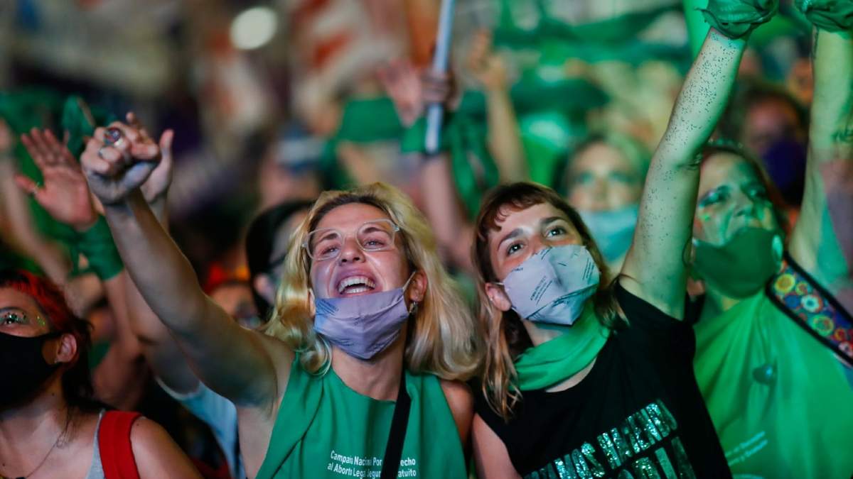 Festejo afuera del Congreso por la aprobación de la IVE. Fuente: (Twitter)