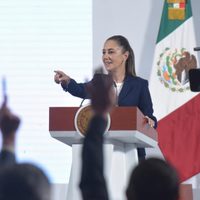 "Estaban distraídos": Sheinbaum minimiza que morenistas le dieran la espalda por tomarse foto con hi