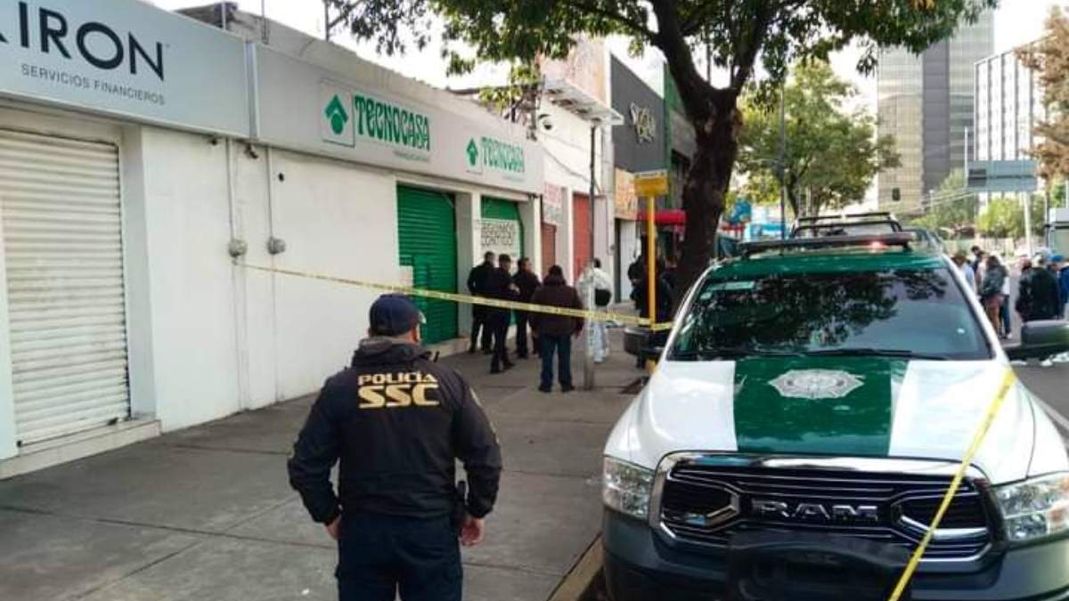 El presunto asaltante logró salir del microbús, pero murió metros adelante
