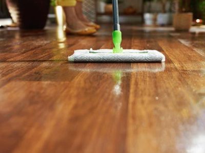 En minutos y con 3 ingredientes: el secreto de las abuelas para mantener tus pisos de madera impecables por años