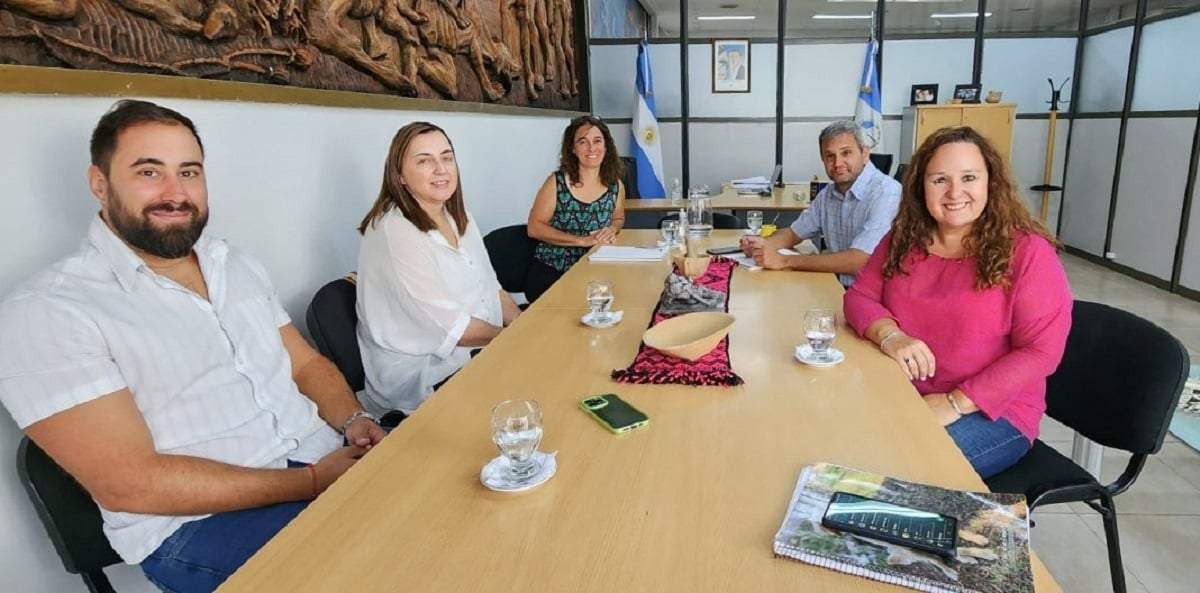 Funcionarios y dirigentes hoteleros trabajan en el Registro Digital del Turista. Fuente: (Neuquén informa)