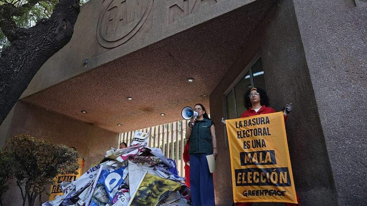 Activistas llevaron "basura electoral" a la sede del PAN