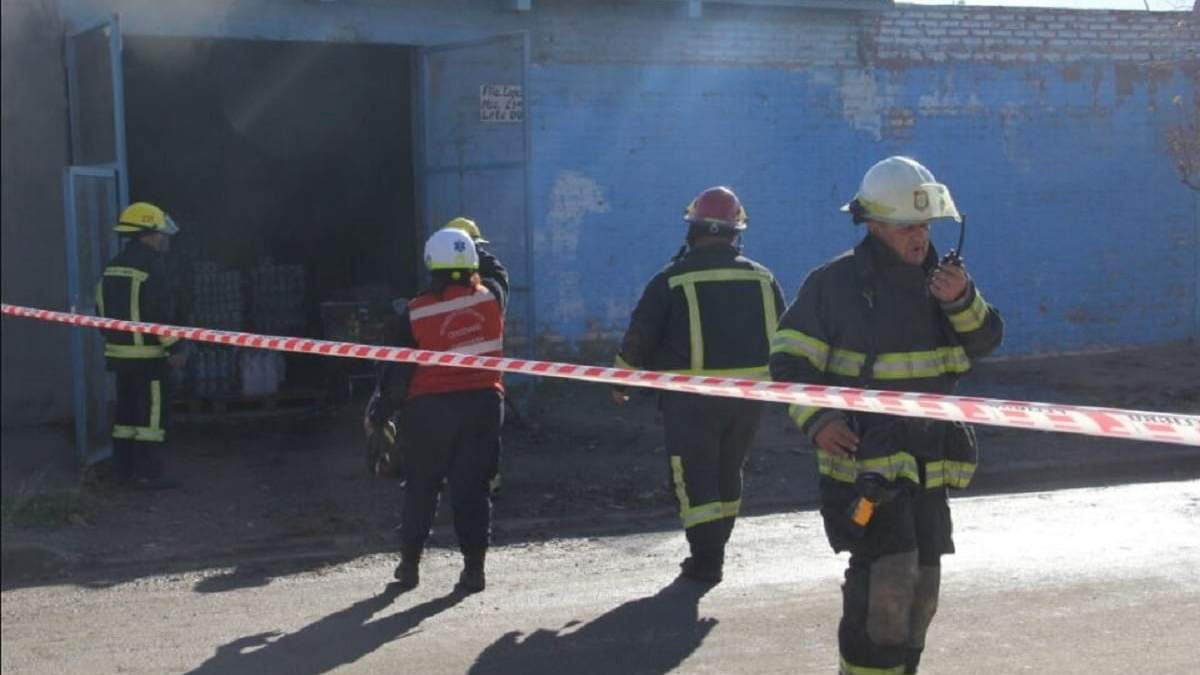 El rápido accionar de los bomberos impidió que el fuego se extendiera al resto de la edificación. Fuente: (Centenario Digital)