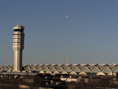 Vuelo de pasajeros y avión de Fuerza Aérea son desviados para evitar colisión en aeropuerto de EU