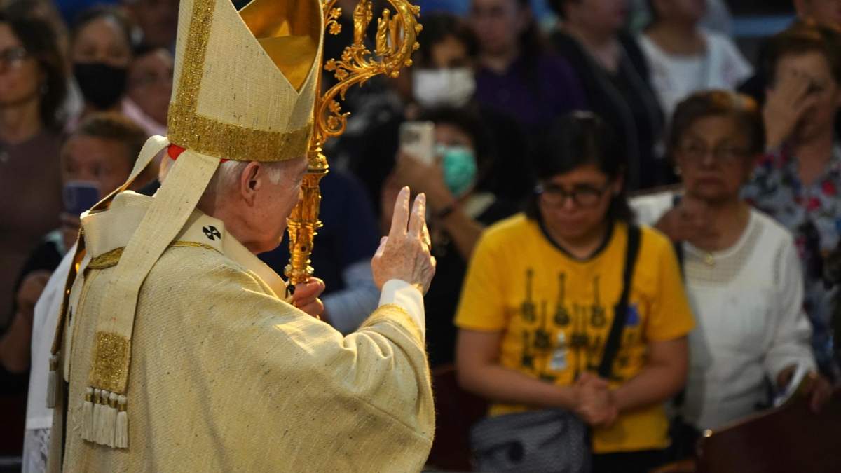 El cardenal en la misa
