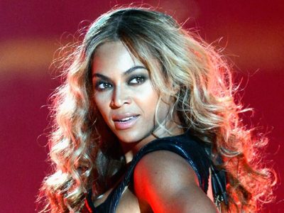 ¡Se olvidó los pantalones!: ¡Beyoncé se subió a la bicicleta para vender ropa!