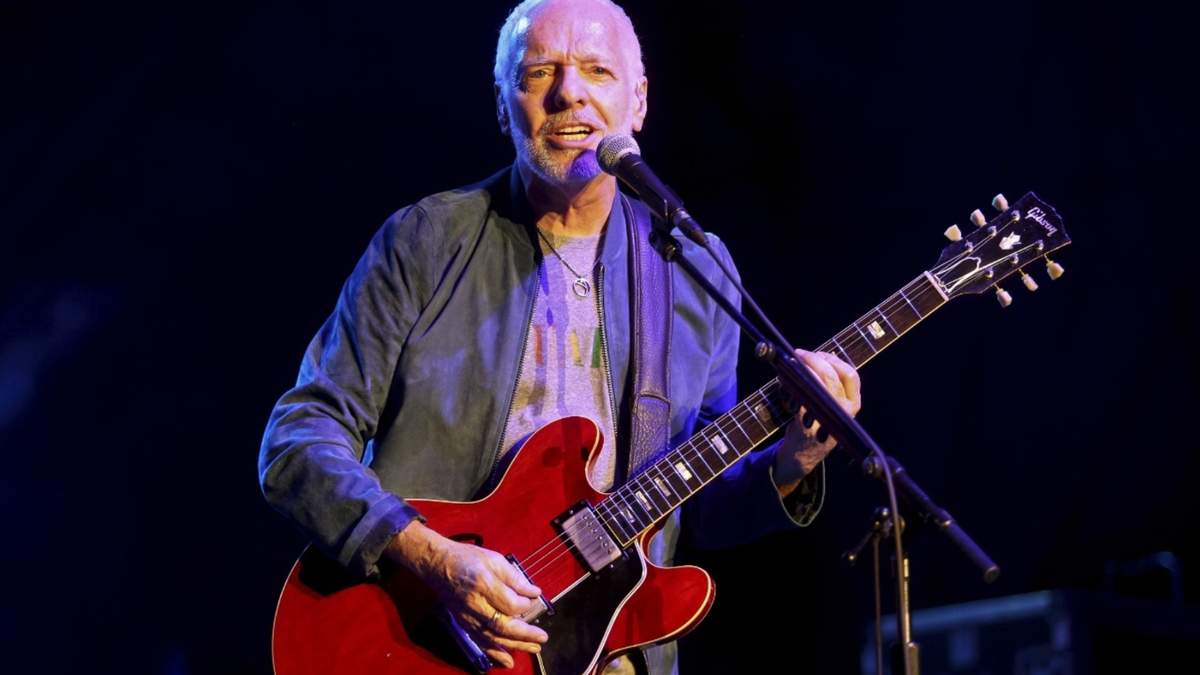 Peter Frampton canta durante el "Finale - The Farewell Tour" en el Huntington Bank Pavilion de Chicago, el domingo 28 de julio de 2019