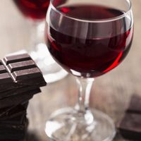 Comer chocolate y beber vino tinto ayudaría a prevenir el envejecimiento