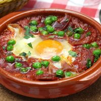Huevos a la cazuela en microondas: hacé esta receta proteica y casera en minutos, con una lata de arvejas y 2 huevos