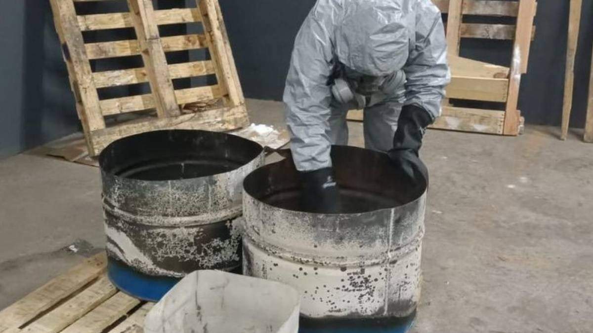 Autoridades en uno de los narcolaboratorios desmantelados en Michoacán