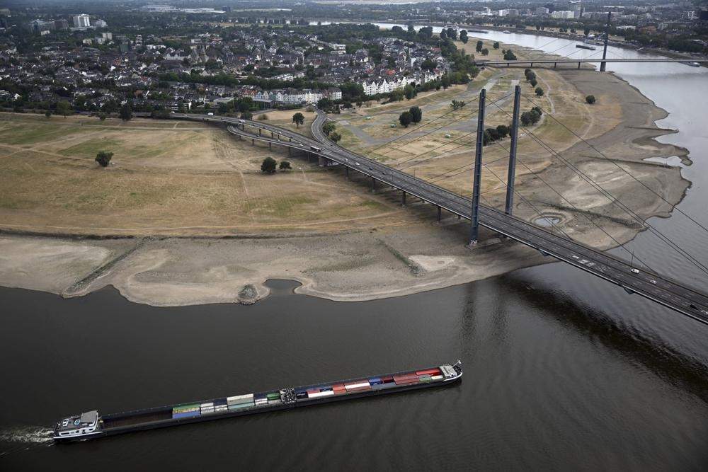 Un barco con mercancías navega por el Rin, Alemania