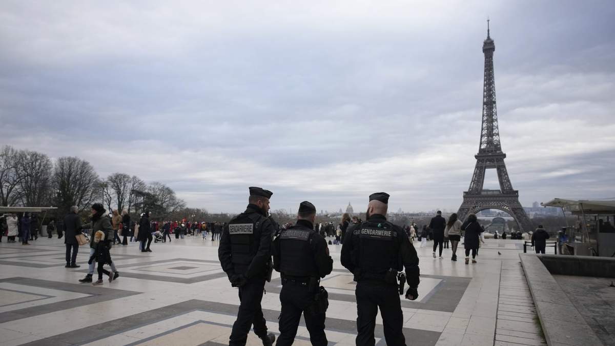 Gendarmes en los alrededores de la Torre Eiffel