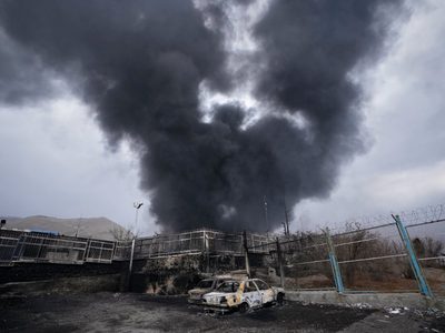 El crudo supera los 100 dólares por barril mientras la guerra con Irán frena producción y envíos