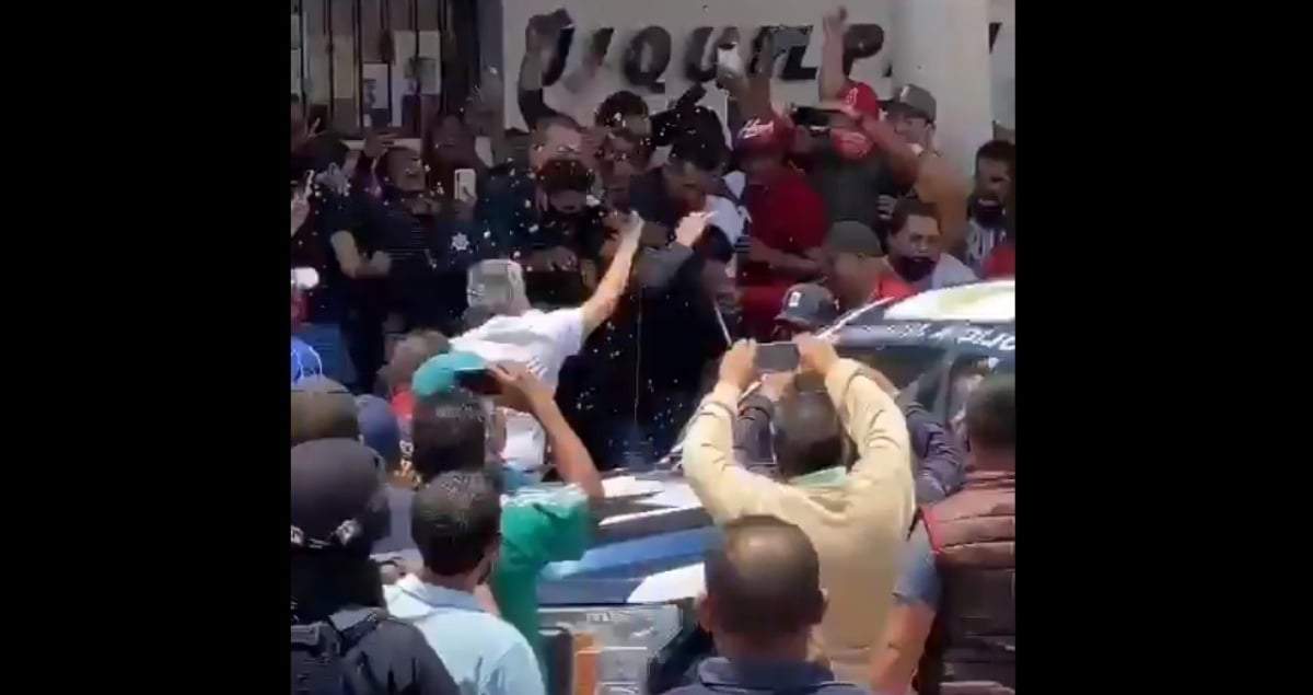 El alcalde de Jiquilpan, Roberto Mejía Zepeda, tuvo que ser escoltado por policías municipales