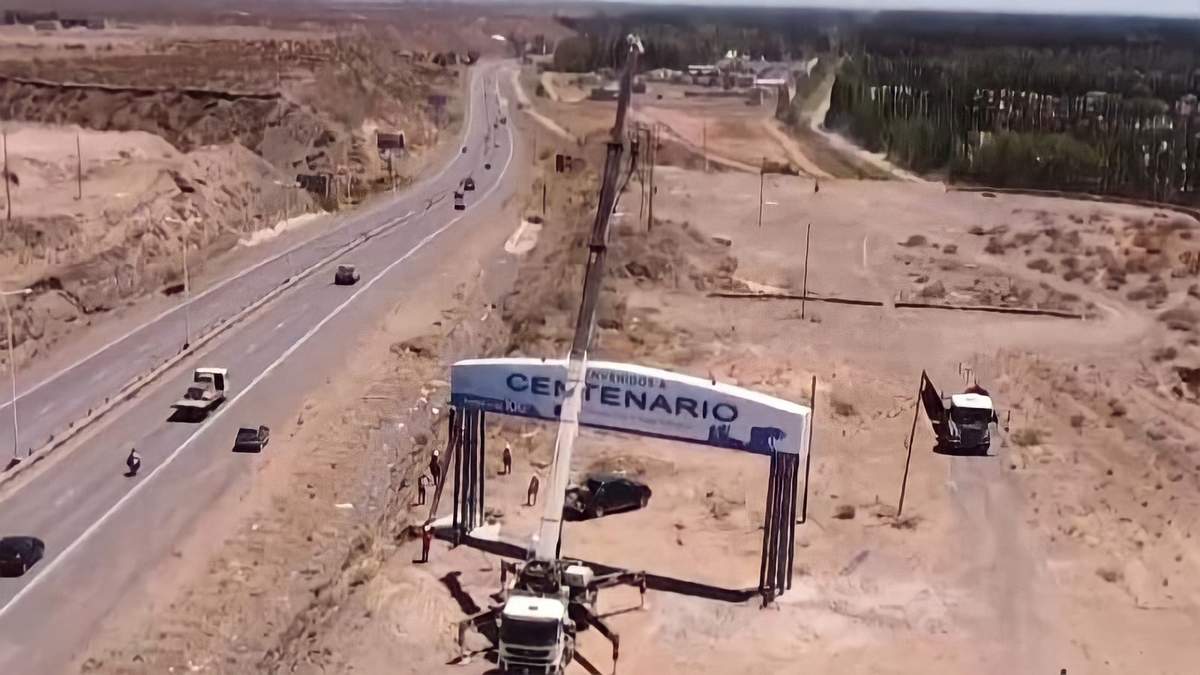 Así quedó el cartel de bienvenida en Centenario. Fuente: (Twitter)