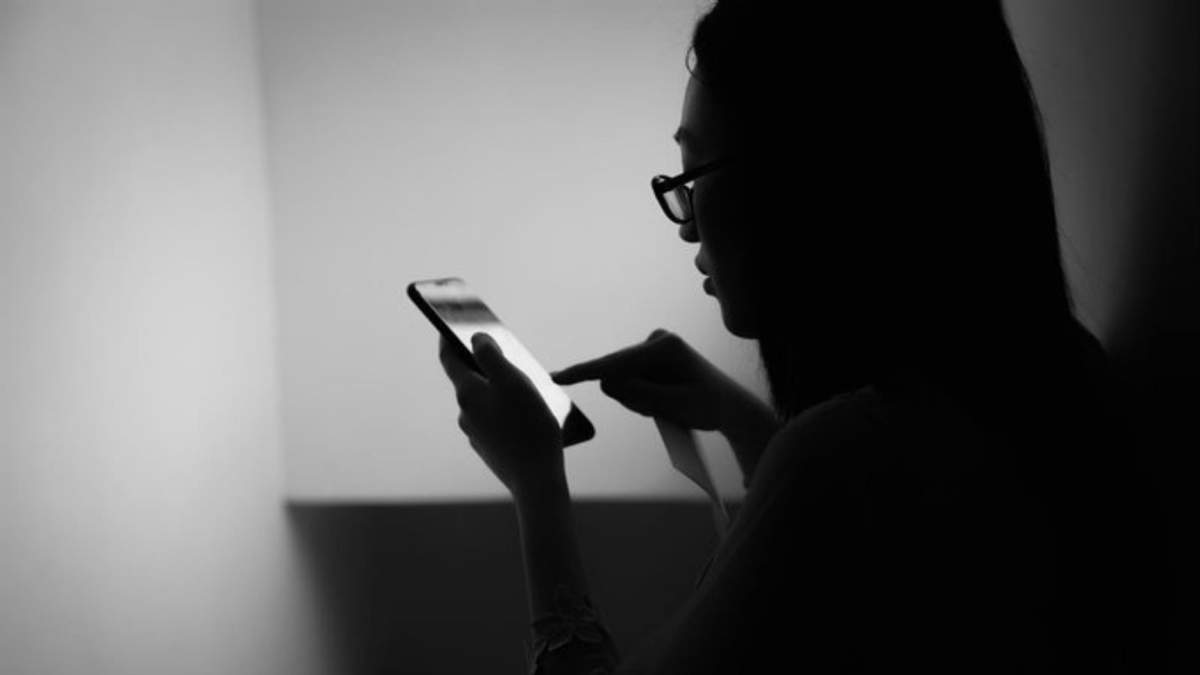 Violencia digital dirigida a mujeres: desde la sextorsión a las estafas, estos son los 10 ataques que más sufren