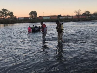 Dos mujeres y cuatro niños fueron rescatados mientras intentaron cruzar el Río Bravo