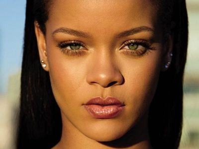 ¡Sin temor a nada! Rihanna enloqueció en el escenario y el vestido… ¡No cubrió lo suficiente!