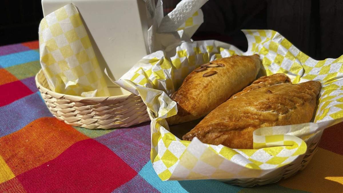 Una canasta con pastes mexicanos en el 16 Festival Internacional del Paste