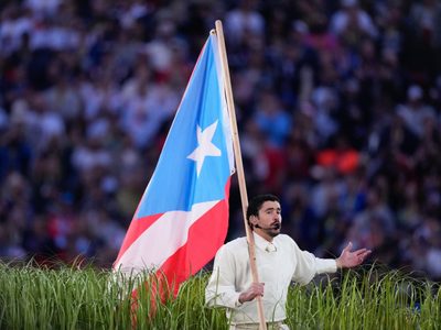 Bad Bunny es reconocido por Academia Puertorriqueña de la Lengua Española