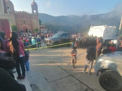 Mujer mixe da a luz en plena calle ante la falta de atención en hospitales del IMSS