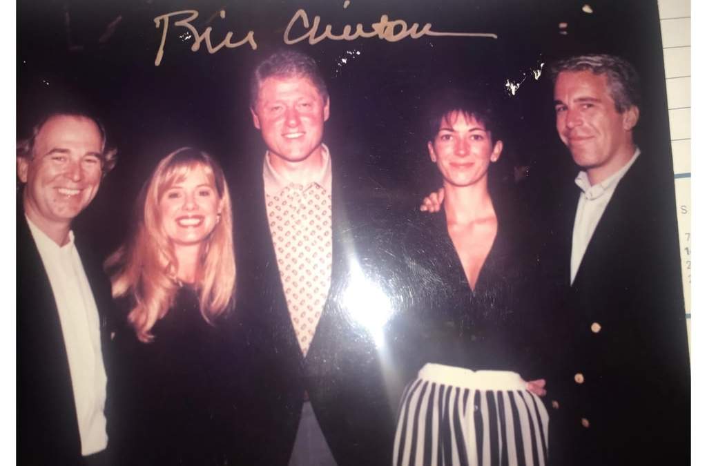 Esta foto sin fecha, publicada por los demócratas del Comité de Supervisión de la Cámara de Representantes, muestra al expresidente Bill Clinton, a Ghislaine Maxwell y a Jeffrey Epstein