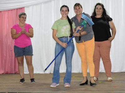 Misiones: entregaron escobas, baldes y escurridores por el Día de la Mujer