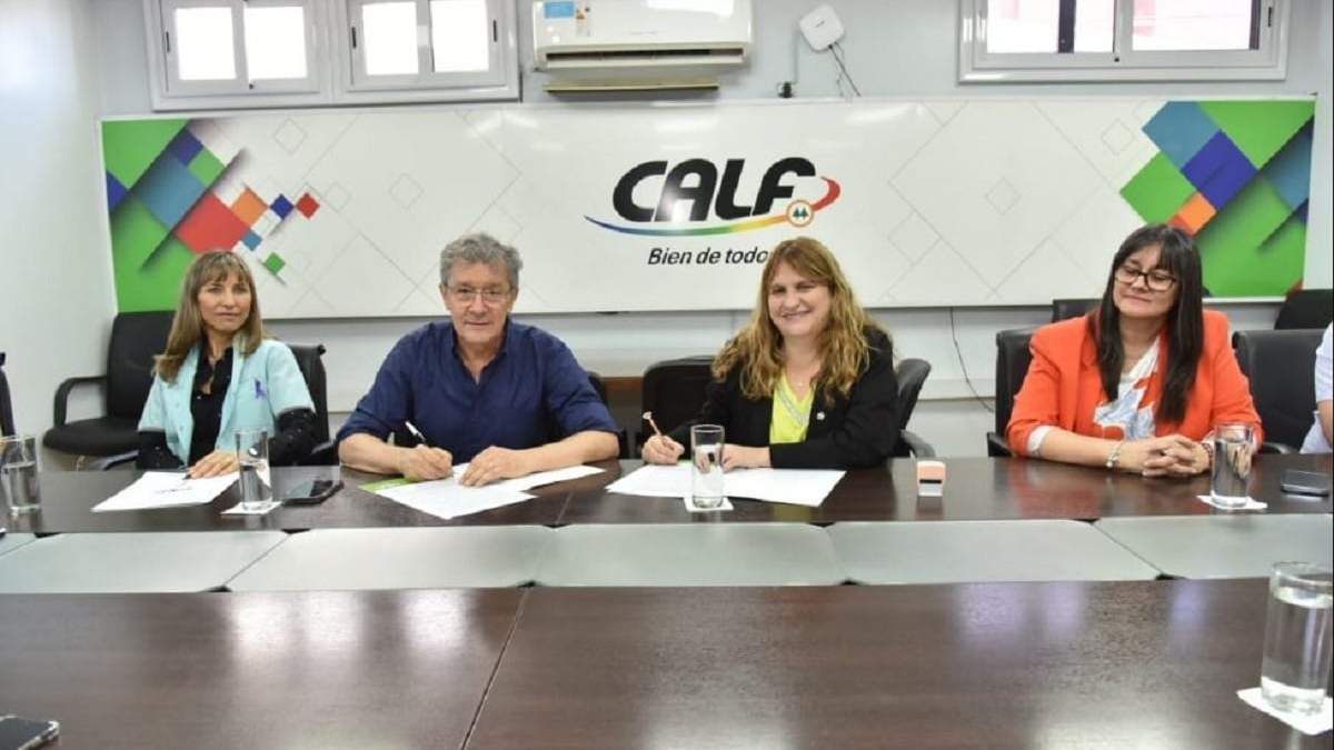Dirigentes cooperativos y funcionarios en la firma del convenio. Fuente: (CALF)