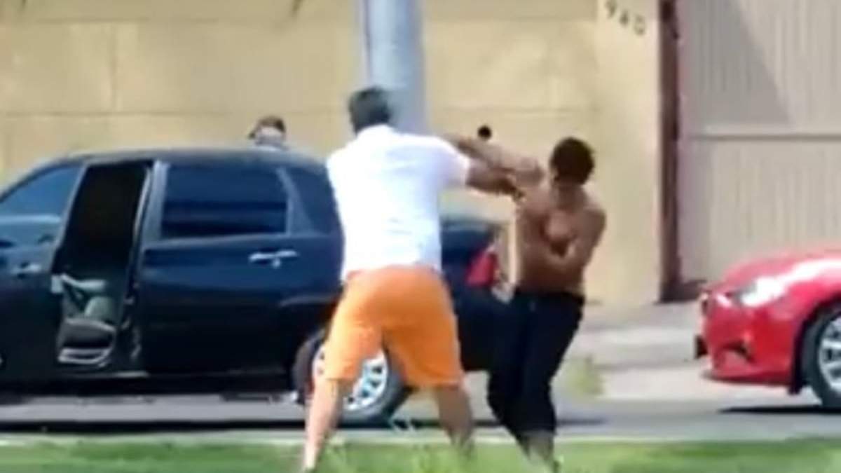 Pelea entre supuesto limpiaparabrisas y un conductor