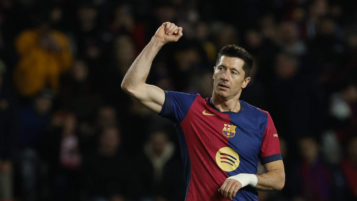 Robert Lewandowski celebra tras anotar el sexto gol del Barcelona