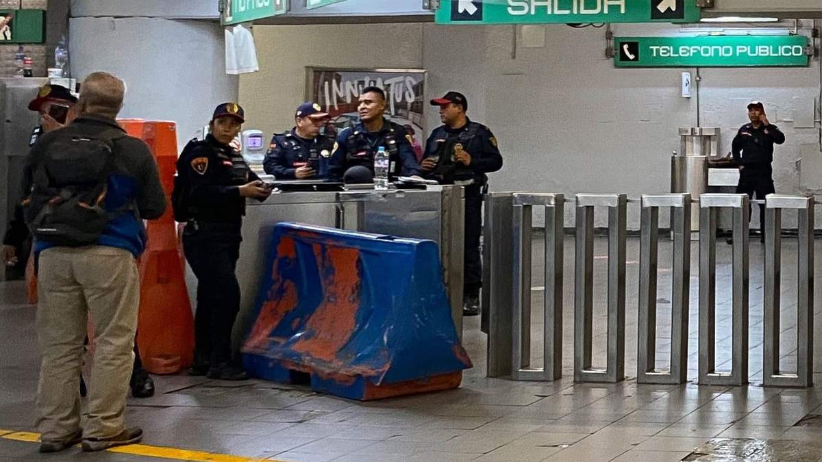 Policías en Metro Bellas Artes