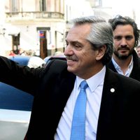 Sin distancia social, Alberto Fernández saludó a militantes en Plaza de Mayo