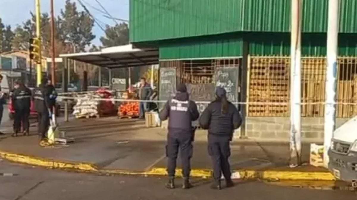 Policías concretaron pericias en la verdulería "El Barrio" de Allen. Fuente (X)