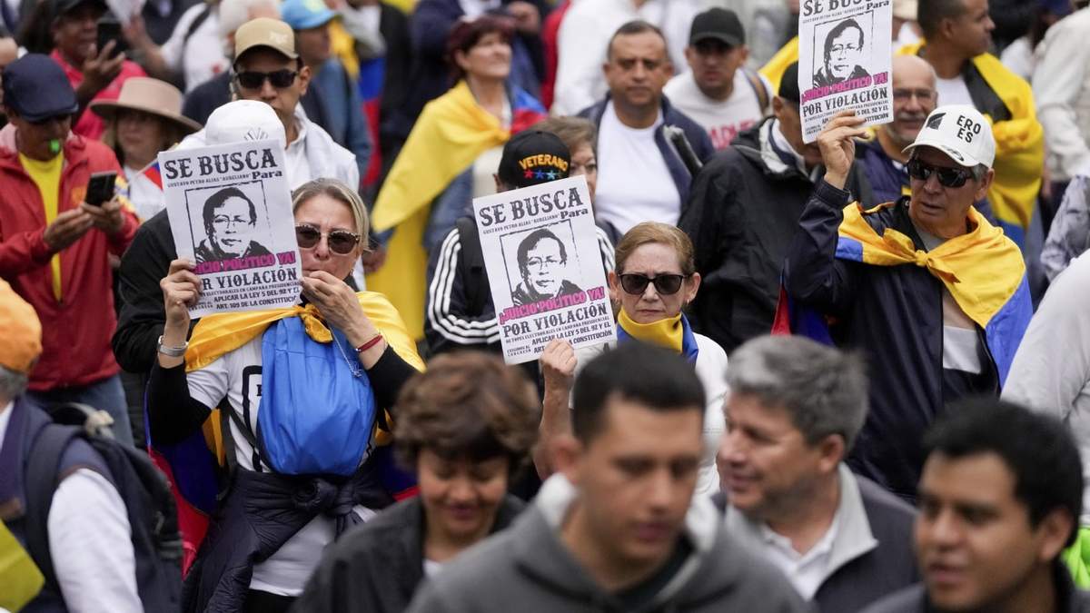 Manifestantes antigubernamentales marchan para protestar por las reformas económicas y sociales impulsadas por el gobierno del presidente Gustavo Petro y su iniciativa de convocar una asamblea constituyente en Bogotá, Colombia