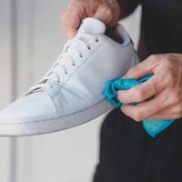 Con 2 ingredientes, el secreto de las abuelas para blanquear las suelas de tus zapatillas en menos de 30 minutos