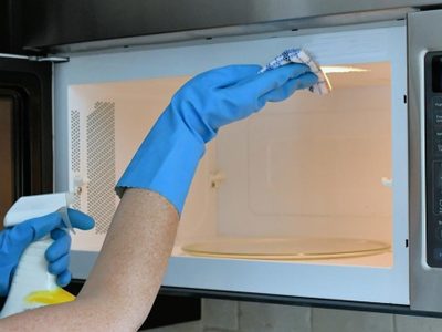 Con 2 ingredientes: el truco viral para limpiar a fondo tu microondas sin esfuerzo