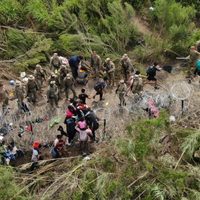 “Ahora o nunca”: Cientos de migrantes cruzan frontera con EU al expirar Título 42