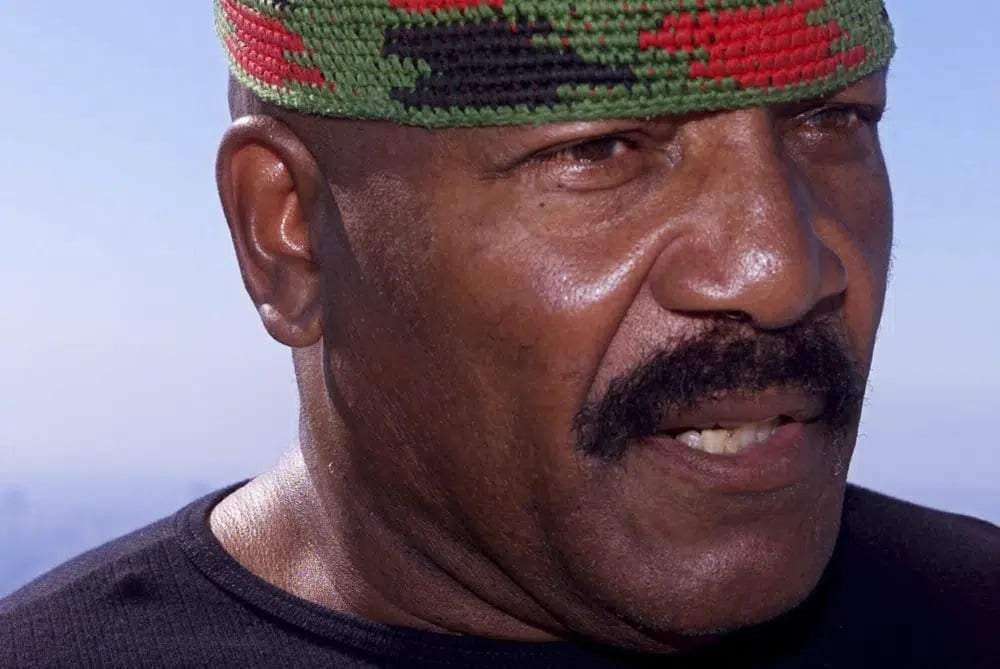 El miembro del Salón de la Fama del futbol americano, Jim Brown, durante una conferencia de prensa en su residencia, el miércoles 4 de agosto de 1999