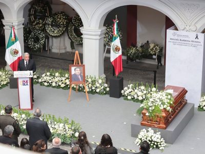 AMLO rinde homenaje a Barbosa y recuerda que fue su idea la marcha del 27 de noviembre