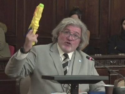 Taser: las chicanas del degradado debate legislativo