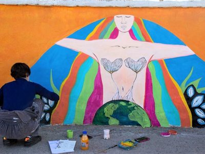 Ocho artistas neuquinas pintan murales para promover la lactancia materna