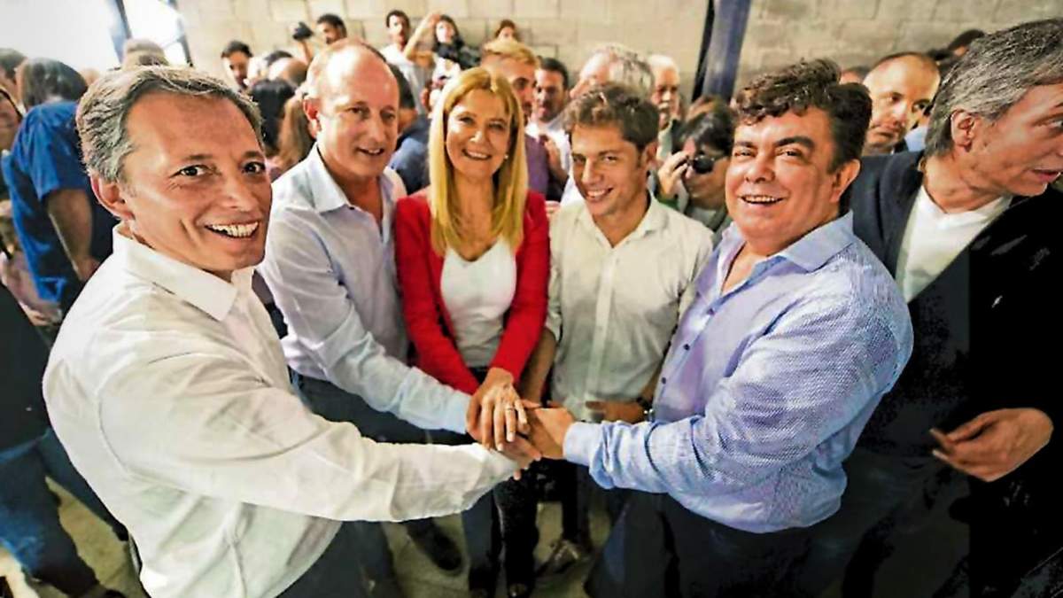Kicillof junto a Insaurralde y otros dirigentes del conurbano. Fuente: (Twitter)