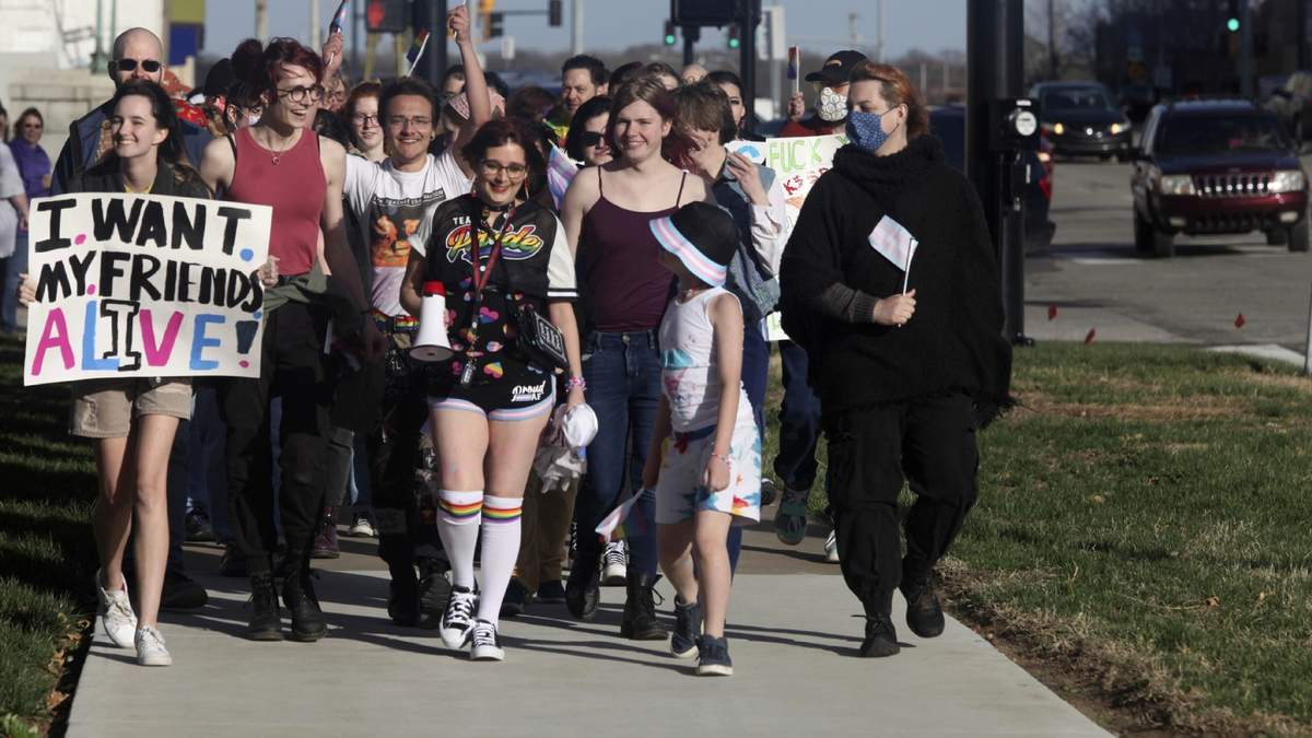 En imagen de archivo, una marcha por la visibilidad trans en Kansas, Estados Unidos