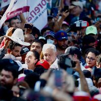 Ante dificultad de avance, intentan subir a AMLO a un coche; el tumulto lo impide y él se rehúsa