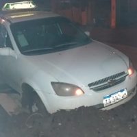 Taparon un pozo con tierra, pero no lo señalizaron: ya se estancaron dos autos