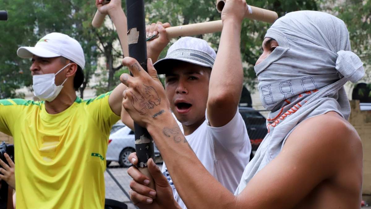 Manifestantes protestan contra la aprobación de una ley que pretende regular y supervisar la gestión de las pensiones públicas y privadas