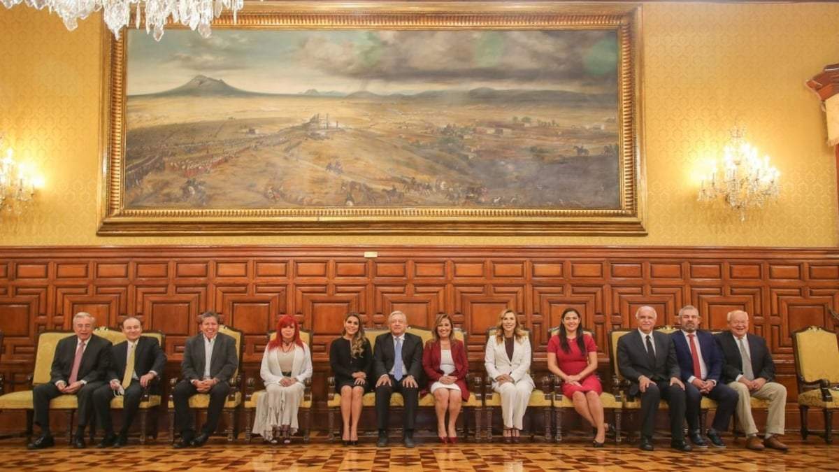 El presidente con los gobernadores electos de Morena en Palacio Nacional