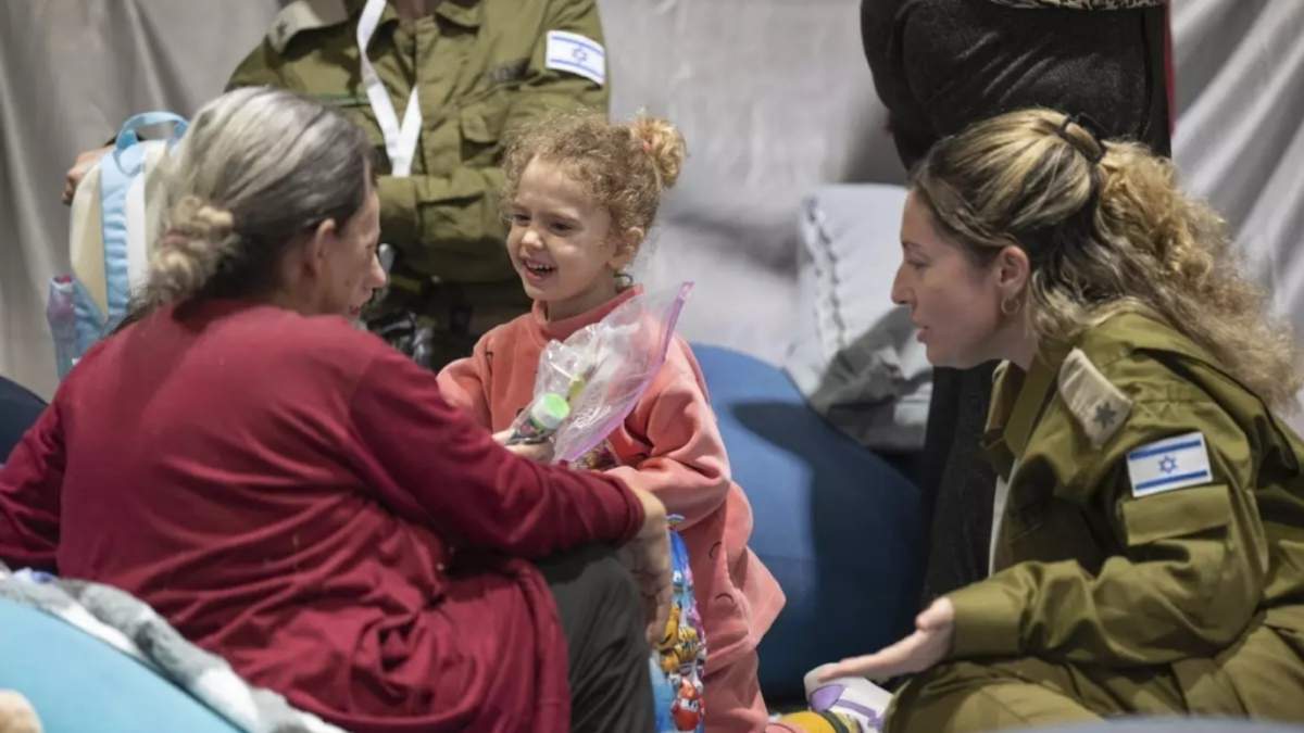 Yahel Shoham, de 3 años, a su arribo a Israel tras ser liberada; estaba entre los 13 rehenes israelíes liberados por Hamás