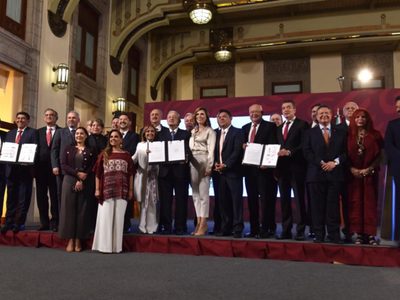 AMLO firma acuerdo con 23 gobernadores para dar atención médica con IMSS Bienestar